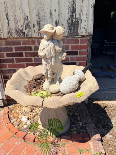 CONCRETE LANDSCAPE WATER FEATURE / FOUNTAIN.