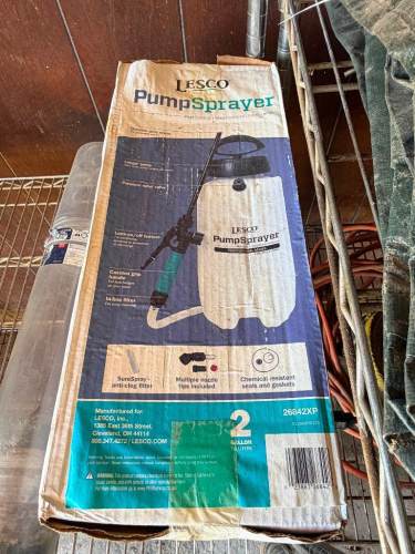 LESCO 2 GALLON HAND SPRAYER - IN BOX.