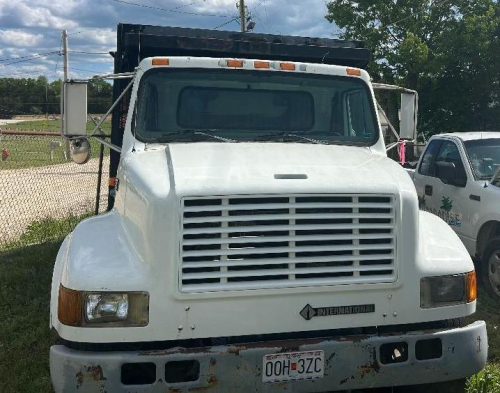 1999 INTERNATIONAL 4700 T444E LANDSCAPE DUMP TRUCK. TRUCK RUNS BUT WILL OVERHEAT AFTER DRIVING.