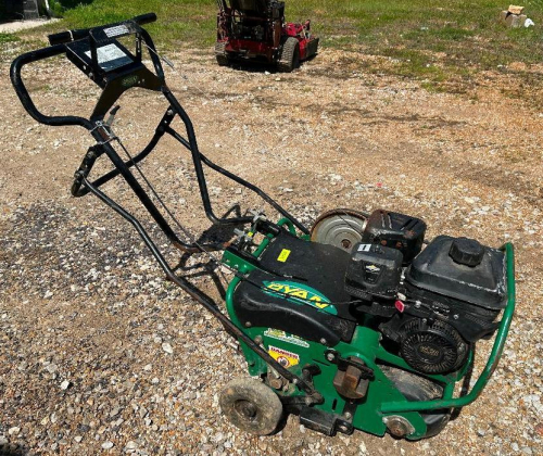 RYAN WALK-BEHIND TURF AERATOR UNIT WITH BRIGGS & STRATTON COMMERCIAL POWER ENGINE, BELT-DRIVEN TINE SYSTEM, MANUAL PUSH CONFIGURATION, STEEL FRAME WITH CONTROL HANDLE.