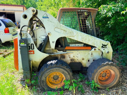 BOBCAT SKID STEER LOADER, OPEN CAB WITH PROTECTIVE SCREEN, FOOT AND HAND CONTROLS, ELECTRONIC SECURITY KEYPAD SYSTEM, VISIBLE RUST AND WEAR, TIRES SHOWING WEAR/LOW AIR, NOT RUNNING.