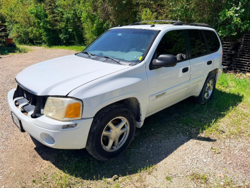2005 GMC ENVOY SUV, AUTOMATIC TRANSMISSION, SHOWING FRONT GRILLE MISSING, BODY DAMAGE AND WEAR THROUGHOUT, TINTED WINDOWS, ROOF RACK, TOW HITCH EQUIPPED