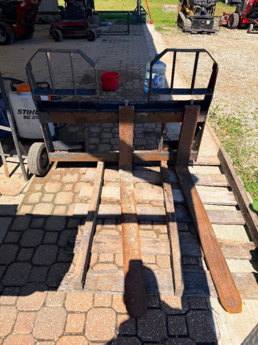 SKID STEER PALLET FORK ATTACHMENT WITH HEAVY-DUTY FRAME, ADJUSTABLE FORKS.