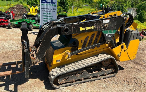 2018 VERMEER COMPACT TRACK LOADER, 1,077 HOURS, RUBBER TRACKS, AUXILIARY HYDRAULICS, QUICK ATTACH, FORKS ATTACHMENT, DIESEL ENGINE.