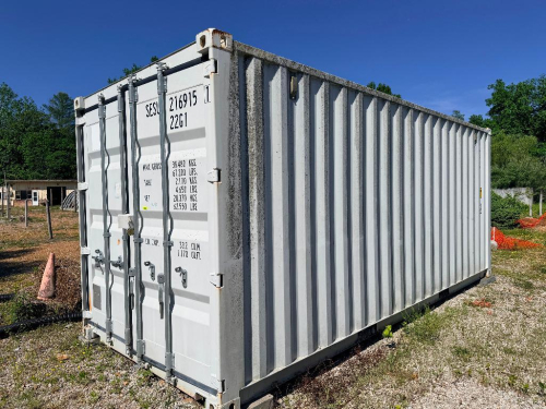 20 FT SHIPPING CONTAINER &ndash; GENERAL PURPOSE 22G1, DOUBLE SWING LOCKING DOORS, WHITE EXTERIOR, SURFACE RUST AT CORNERS AND SEAMS, DOORS OPERABLE