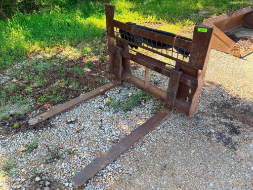 SKID STEER PALLET FORK ATTACHMENT WITH QUICK ATTACH MOUNT. INCLUDES FRAME AND FORKS.