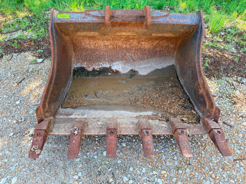 36" HEAVY DUTY EXCAVATOR DIGGING BUCKET WITH PIN-ON MOUNT, 6-TOOTH CONFIGURATION.