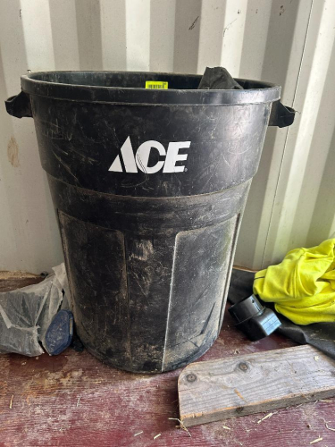 (1) ACE PLASTIC TRASH CAN