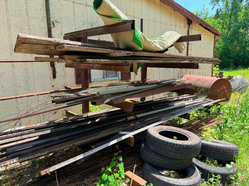 METAL MATERIAL TREE RACK WITH CONTENTS - ASSORTED ANGLE IRON AND REBAR