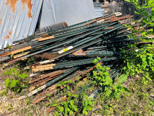 (1) LOT OF METAL LAWN STAKES