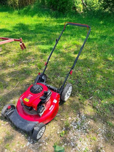 TROY-BILT SELF-PROPELLED WALK-BEHIND LAWN MOWER ( MISSING PARTS / NOT WORKING )