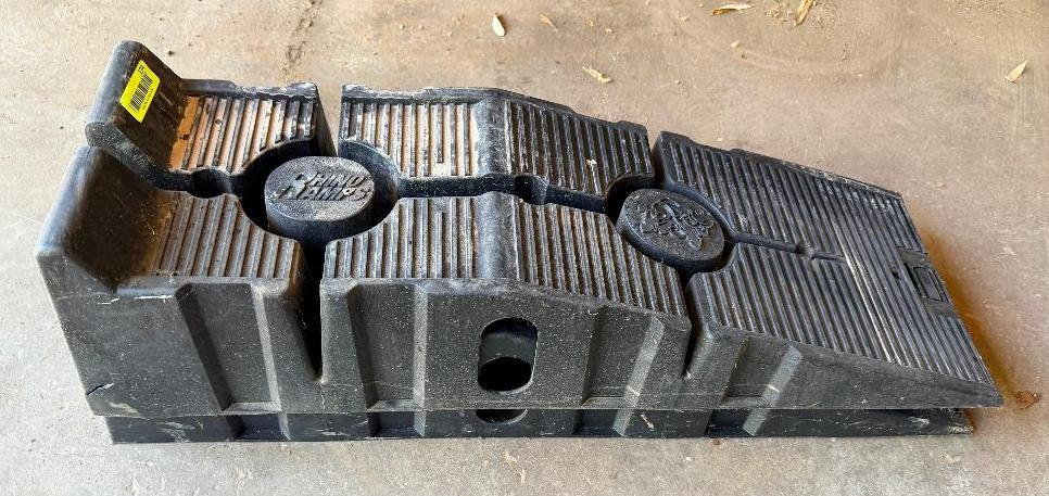 (1) SET OF HEAVY DUTY PLASTIC RHINO RAMPS