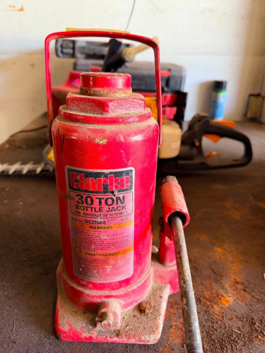 30 TON HEAVY DUTY BOTTLE JACK.