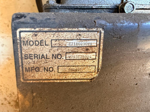 CLASSIC VERTICAL AIR COMPRESSOR UNIT WITH BELT-DRIVEN MOTOR AND TWIN CYLINDER PUMP