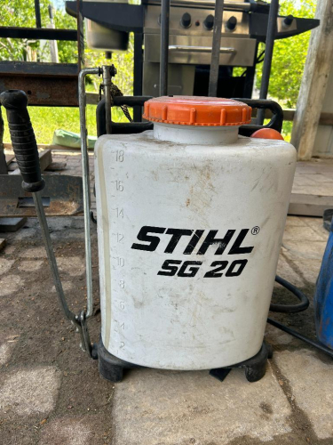 (1) STIHL BACKPACK SPRAYER AND (2) GAS CANS