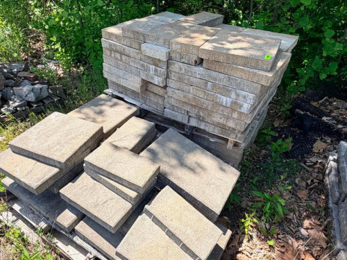 PALLET OF CONCRETE PAVERS.