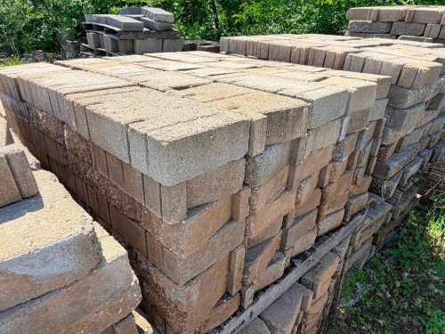 (5) PALLET OF CONCRETE PAVERS.