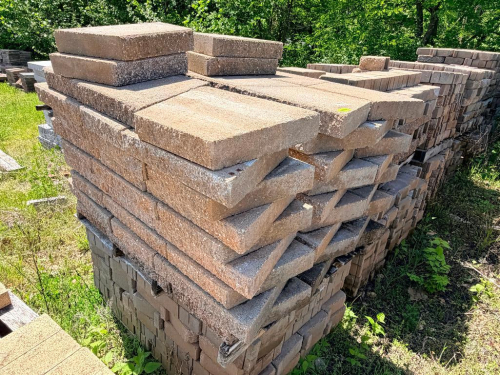 PALLET OF CONCRETE PAVERS.