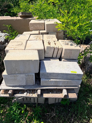 (2) PALLETS OF RETAIL WALL BLOCKS