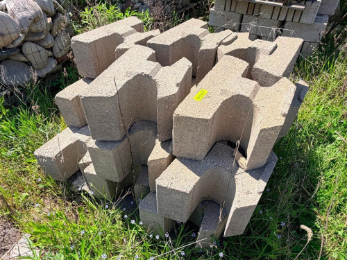 PALLET OF RETAIL WALL BLOCKS