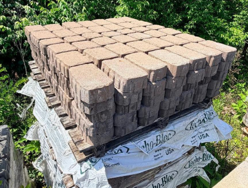 (3) PALLETS OF CONCRETE PAVERS / LANDSCAPING BLOCKS
