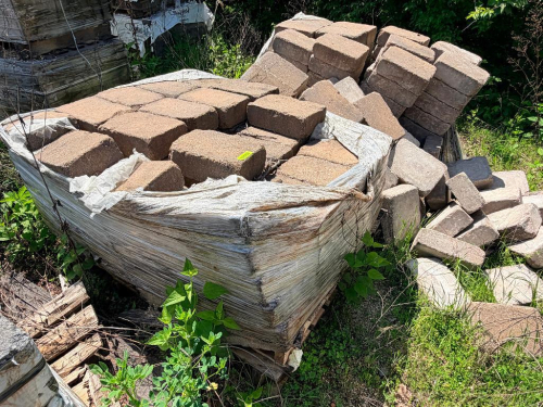 (2) PALLETS OF RETAINING WALL BLOCKS