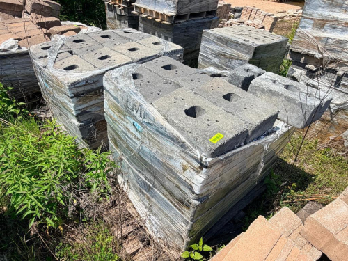 PARTIAL PALLET OF RETAIL WALL BLOCKS