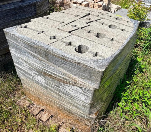PALLET OF RETAINING WALL BLOCKS