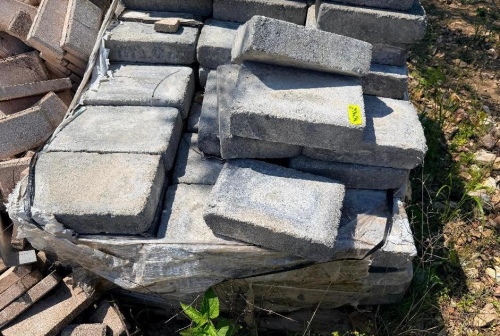(1) PARTIAL PALLET OF LANDSCAPE / PAVER BLOCKS.