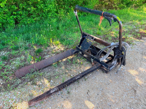 SKID STEER FORKLIFT ATTACHMENT WITH HYDRAULIC SIDE SHIFT / ADJUSTABLE FORKS, QUICK-ATTACH MOUNT. INCLUDES HYDRAULIC LINES, CONTROL VALVE, AND OPERATOR GUARD FRAME.