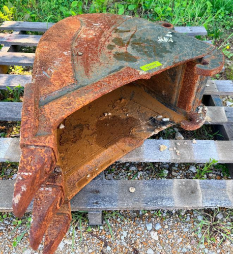 10" WIDE EXCAVATOR BUCKET WITH PIN-ON MOUNT, HEAVY STEEL CONSTRUCTION, AND THREE TOOTH CUTTING EDGE.