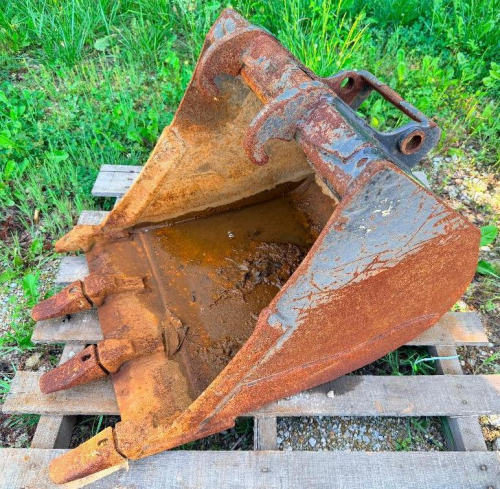 24" EXCAVATOR BUCKET WITH PIN-ON MOUNT, HEAVY STEEL CONSTRUCTION, AND FOUR TOOTH CUTTING EDGE.