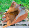 24" EXCAVATOR BUCKET WITH PIN-ON MOUNT, HEAVY STEEL CONSTRUCTION, AND FOUR TOOTH CUTTING EDGE.