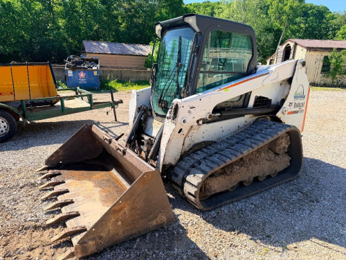 2015 COMPACT TRACK LOADER WITH ENCLOSED CAB, RUBBER TRACKS, AND FRONT BUCKET ATTACHMENT.