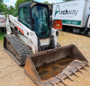 2015 COMPACT TRACK LOADER WITH ENCLOSED CAB, RUBBER TRACKS, AND FRONT BUCKET ATTACHMENT. - 2