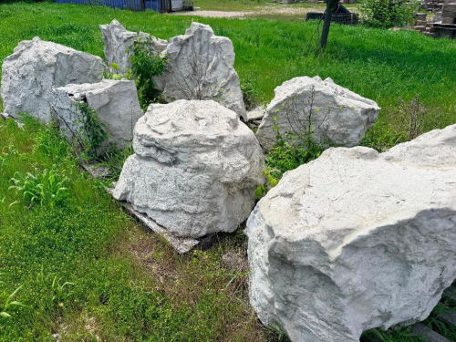 PLASTER ARTIFICIAL LANDSCAPE ROCK PIECES WITH TEXTURED EXTERIORS