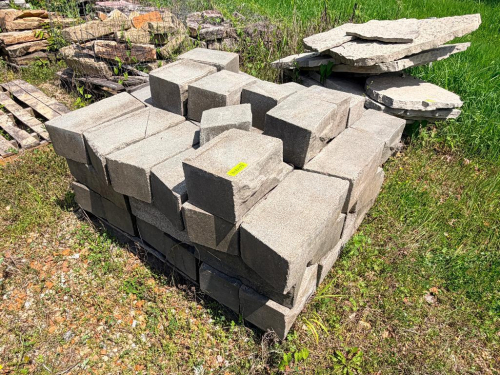 (1) PALLET OF RETAINING WALL BLOCKS
