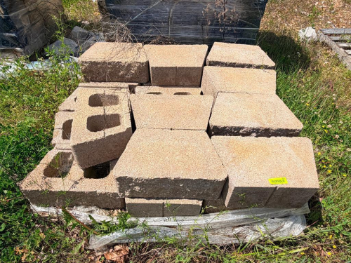 (1) PALLET OF RETAINING WALL BLOCKS