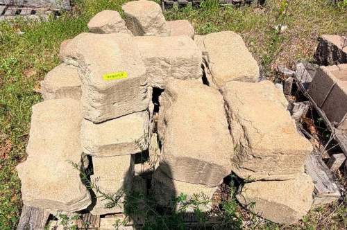 (1) PALLET OF RETAINING WALL BLOCKS