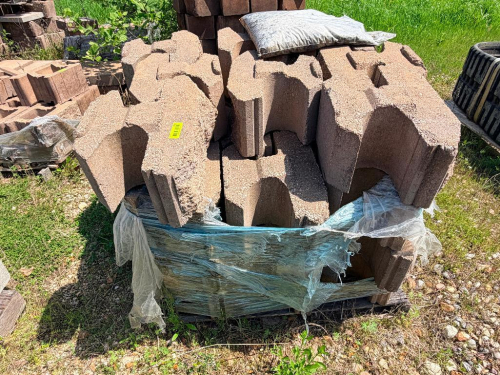 (1) PALLET OF RETAINING WALL BLOCKS