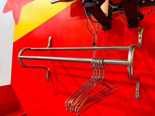 WALL MOI\UNTED CHROME COAT RACK