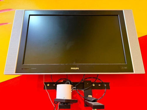 PHILLIPS 32" FLAT SCREEN TV WITH WALL MOUNT.