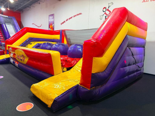 INFLATABLE 2000 &ldquo;CANNON CROSSING&rdquo; INFLATABLE PLAY STRUCTURE / INTERACTIVE OBSTACLE GAME, SERIAL #I2KCC6747, MANUFACTURED 11/02/2015.