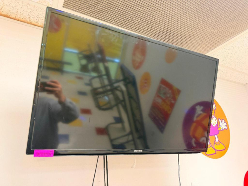 SAMSUNG 40" FLAT SCREEN TV W/ WALL MOUNT AND REMOTE