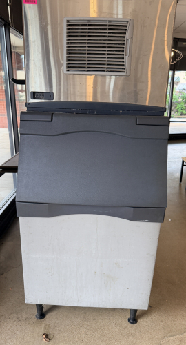 SCOTSMAN 500 LBS. PER 24 HOUR CAPACITY ICE MACHINE W/ STORAGE BIN, AIR COOLED.