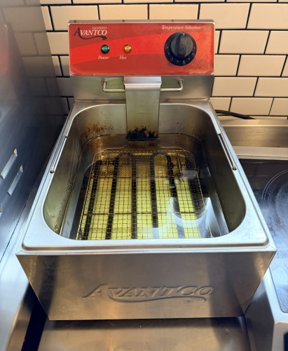 AVANTCO COUNTER TOP ELECTRIC DEEP FRYER.