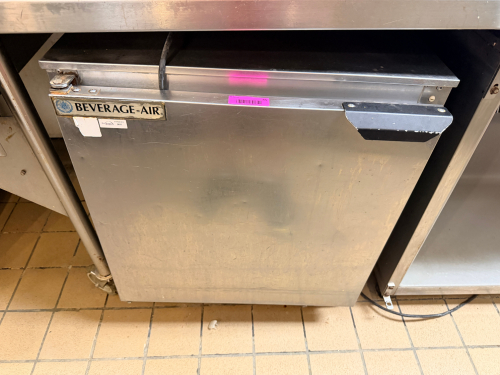 BEVERAGE AIR 27" SINGLE DOOR UNDER COUNTER COOLER.