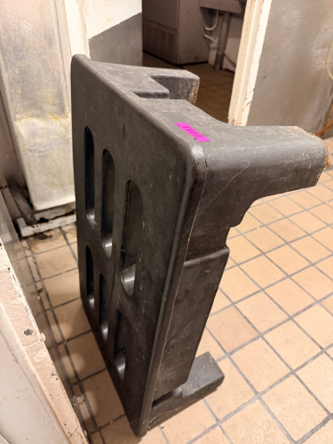 (1) 36" X 20" BLACK PLASTIC DUNNAGE RACK