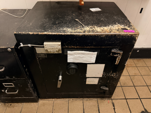 30" X 24" HEAVY DUTY SINGLE DOOR SAFE W/ COMBO PAD.