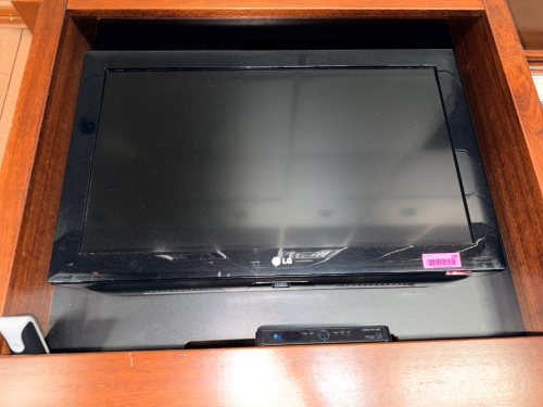 (2) LG 32" FLAT SCREEN TVS W/ WALL MOUNT